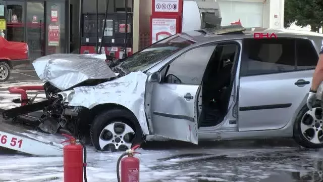 ARNAVUTKÖY'DE KONTROLDEN ÇIKARAK AKARYAKIT İSTASYONUNA GİREN OTOMOBİL ALEV ALDI 2 YARALI -2 ARNAVUTKÖY'DE KONTROLDEN ÇIKARAK AKARYAKIT İSTASYONUNA GİREN OTOMOBİL ALEV ALDI 2 YARALI -2