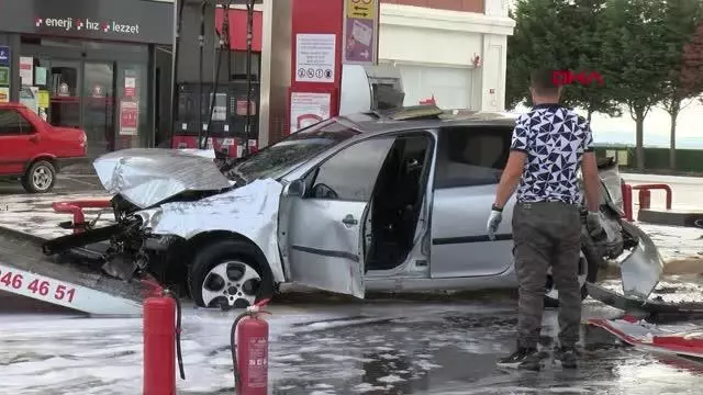 ARNAVUTKÖY'DE KONTROLDEN ÇIKARAK AKARYAKIT İSTASYONUNA GİREN OTOMOBİL ALEV ALDI 2 YARALI -2 ARNAVUTKÖY'DE KONTROLDEN ÇIKARAK AKARYAKIT İSTASYONUNA GİREN OTOMOBİL ALEV ALDI 2 YARALI -2