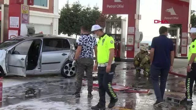 ARNAVUTKÖY'DE KONTROLDEN ÇIKARAK AKARYAKIT İSTASYONUNA GİREN OTOMOBİL ALEV ALDI 2 YARALI -2 ARNAVUTKÖY'DE KONTROLDEN ÇIKARAK AKARYAKIT İSTASYONUNA GİREN OTOMOBİL ALEV ALDI 2 YARALI -2