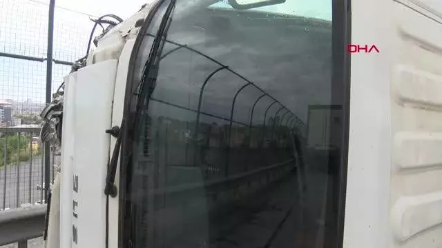 BAĞCILAR TEM OTOYOLUNDA YAN YATAN KAMYONETTEN BURNU BİLE KANAMADAN KURTULDU BAĞCILAR TEM OTOYOLUNDA YAN YATAN KAMYONETTEN BURNU BİLE KANAMADAN KURTULDU
