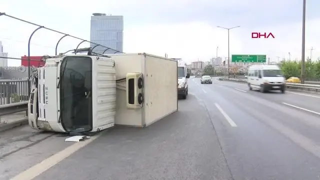 BAĞCILAR TEM OTOYOLUNDA YAN YATAN KAMYONETTEN BURNU BİLE KANAMADAN KURTULDU BAĞCILAR TEM OTOYOLUNDA YAN YATAN KAMYONETTEN BURNU BİLE KANAMADAN KURTULDU