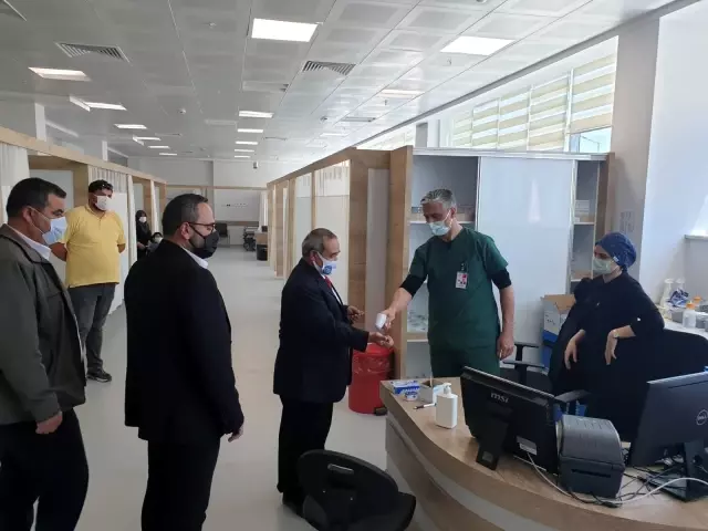 Başkan Şahin sağlık personelleri ile bayramlaştı Başkan Şahin sağlık personelleri ile bayramlaştı