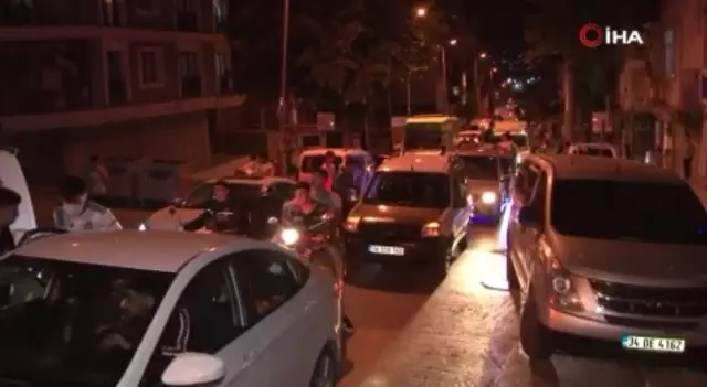 Beşiktaşlı taraftarlar Küçükçekmece'de sokaklara döküldü Beşiktaşlı taraftarlar Küçükçekmece'de sokaklara döküldü
