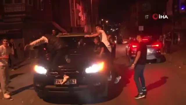 Beşiktaşlı taraftarlar Küçükçekmece'de sokaklara döküldü Beşiktaşlı taraftarlar Küçükçekmece'de sokaklara döküldü