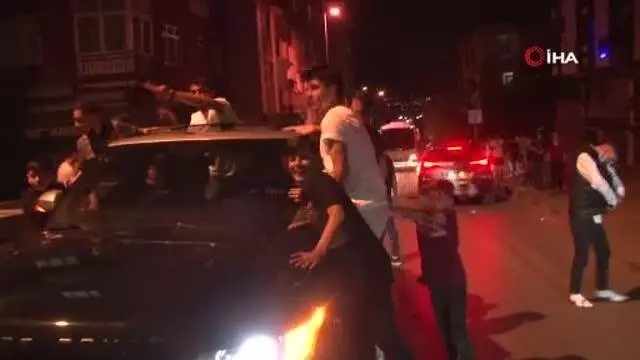 Beşiktaşlı taraftarlar Küçükçekmece'de sokaklara döküldü Beşiktaşlı taraftarlar Küçükçekmece'de sokaklara döküldü