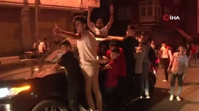 Beşiktaşlı taraftarlar Küçükçekmece'de sokaklara döküldü Beşiktaşlı taraftarlar Küçükçekmece'de sokaklara döküldü
