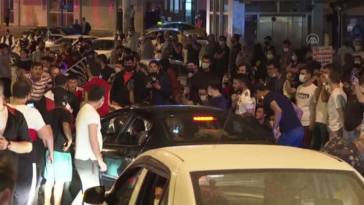 Beşiktaşlı taraftarlar şampiyonluğu kutladı