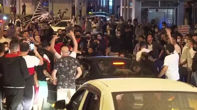 Beşiktaşlı taraftarlar şampiyonluğu kutladı Beşiktaşlı taraftarlar şampiyonluğu kutladı