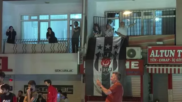 Beşiktaşlı taraftarlar şampiyonluğu kutladı Beşiktaşlı taraftarlar şampiyonluğu kutladı