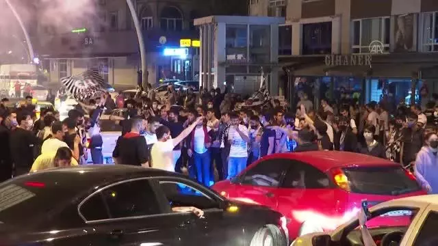 Beşiktaşlı taraftarlar şampiyonluğu kutladı Beşiktaşlı taraftarlar şampiyonluğu kutladı