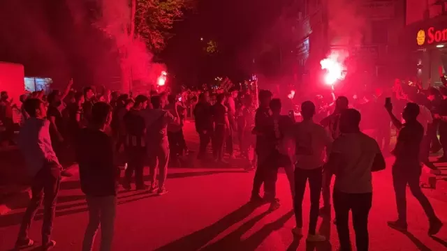 Bursa'da kısıtlamaya rağmen şampiyonluk kutlaması Bursa'da kısıtlamaya rağmen şampiyonluk kutlaması