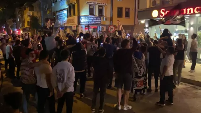 Bursa'da kısıtlamaya rağmen şampiyonluk kutlaması Bursa'da kısıtlamaya rağmen şampiyonluk kutlaması