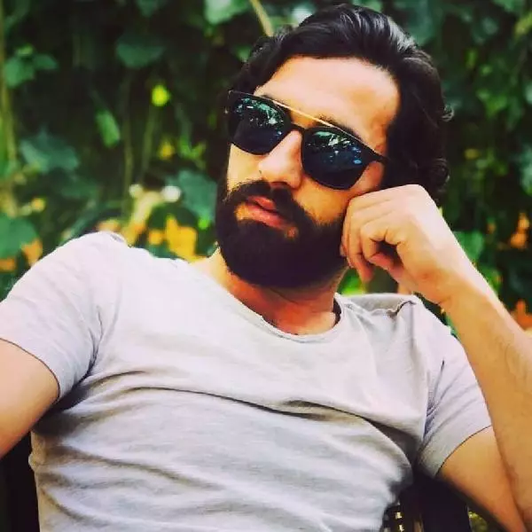 Paraşütle dağdan atlayan adam, olumsuz hava koşulları nedeniyle gözden kayboldu Paraşütle dağdan atlayan adam, olumsuz hava koşulları nedeniyle gözden kayboldu