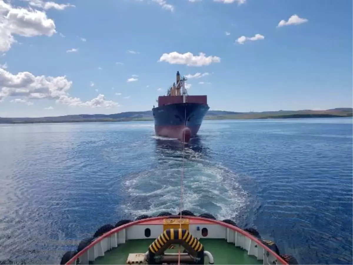 Çanakkale Boğazı'nda makine arızası yapan gemi, römorkörlerle çekildi
