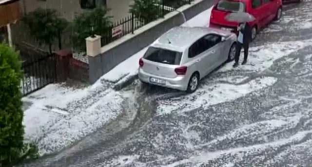 Anadolu Yakası'nda dolu yağışı etkili oldu, örtüsünü alan dışarı koştu Anadolu Yakası'nda dolu yağışı etkili oldu, örtüsünü alan dışarı koştu