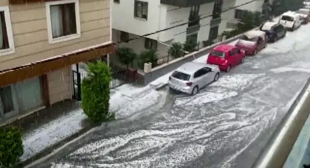 Anadolu Yakası'nda dolu yağışı etkili oldu, örtüsünü alan dışarı koştu Anadolu Yakası'nda dolu yağışı etkili oldu, örtüsünü alan dışarı koştu