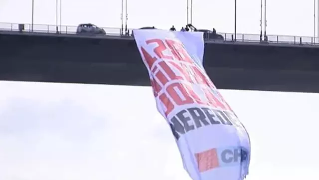 CHP'li vekiller 15 Temmuz Şehitler Köprüsü'ne '128 milyar dolar nerede?' yazılı dev bir pankart astı CHP'li vekiller 15 Temmuz Şehitler Köprüsü'ne '128 milyar dolar nerede?' yazılı dev bir pankart astı