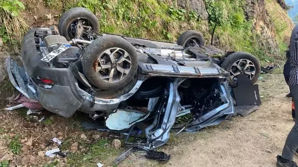 Cip alt yola devrildi: 2'si çocuk 7 yaralı Cip alt yola devrildi: 2'si çocuk 7 yaralı