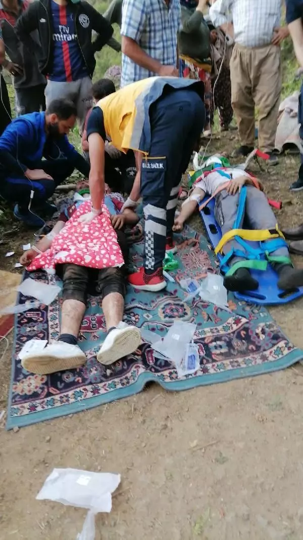 Cip alt yola devrildi: 2'si çocuk 7 yaralı Cip alt yola devrildi: 2'si çocuk 7 yaralı