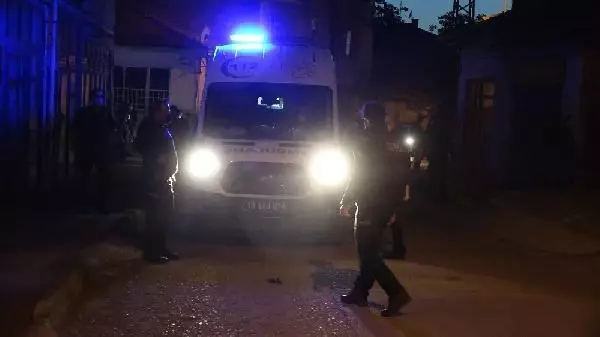 Son dakika haberi... Çorum'da iş yerinde çıkan kavga sokakta silahlı çatışmaya dönüştü: 2 yaralı Son dakika haberi... Çorum'da iş yerinde çıkan kavga sokakta silahlı çatışmaya dönüştü: 2 yaralı