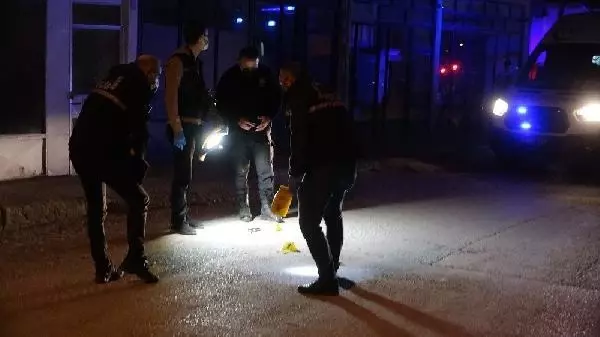 Son dakika haberi... Çorum'da iş yerinde çıkan kavga sokakta silahlı çatışmaya dönüştü: 2 yaralı Son dakika haberi... Çorum'da iş yerinde çıkan kavga sokakta silahlı çatışmaya dönüştü: 2 yaralı
