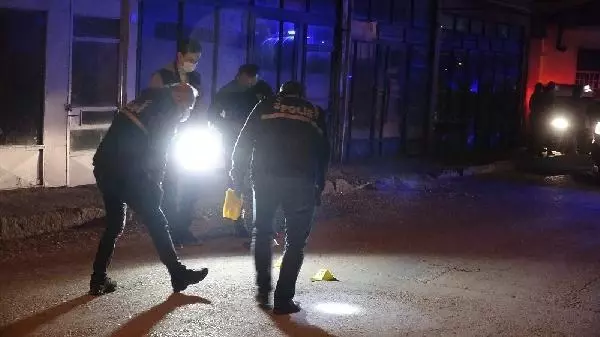 Son dakika haberi... Çorum'da iş yerinde çıkan kavga sokakta silahlı çatışmaya dönüştü: 2 yaralı Son dakika haberi... Çorum'da iş yerinde çıkan kavga sokakta silahlı çatışmaya dönüştü: 2 yaralı