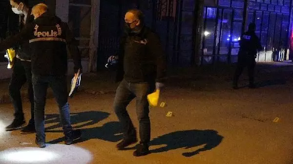 Son dakika haberi... Çorum'da iş yerinde çıkan kavga sokakta silahlı çatışmaya dönüştü: 2 yaralı Son dakika haberi... Çorum'da iş yerinde çıkan kavga sokakta silahlı çatışmaya dönüştü: 2 yaralı