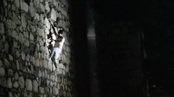 Bu da yerli Örümcek Adam! Alkollü olduğu iddia edilen şahıs kale surlarında 8 metre yüksekliğe tırmandı Bu da yerli Örümcek Adam! Alkollü olduğu iddia edilen şahıs kale surlarında 8 metre yüksekliğe tırmandı