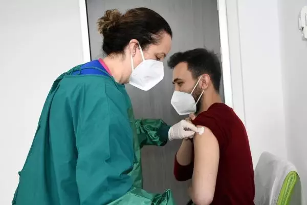 DOÇ. DR. ALTINTAŞ KORONAVİRÜS AŞISI ÖNCESİ VE SONRASI 6 SAAT UYUYUN DOÇ. DR. ALTINTAŞ KORONAVİRÜS AŞISI ÖNCESİ VE SONRASI 6 SAAT UYUYUN