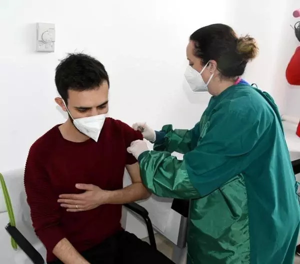 DOÇ. DR. ALTINTAŞ KORONAVİRÜS AŞISI ÖNCESİ VE SONRASI 6 SAAT UYUYUN DOÇ. DR. ALTINTAŞ KORONAVİRÜS AŞISI ÖNCESİ VE SONRASI 6 SAAT UYUYUN