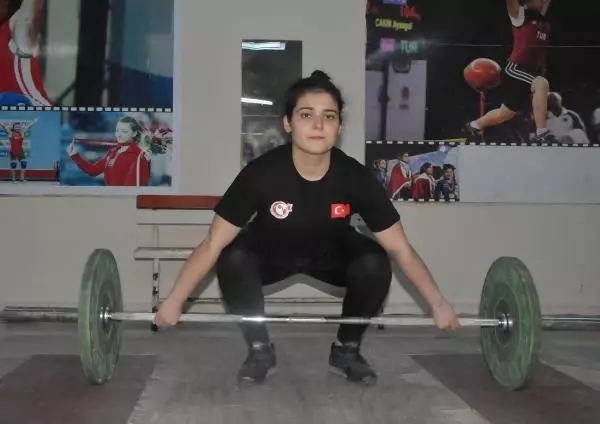 SPOR Dünya şampiyonu Ayşegül Çakın, halter idmanlarını adının verildiği salonda yapıyor SPOR Dünya şampiyonu Ayşegül Çakın, halter idmanlarını adının verildiği salonda yapıyor