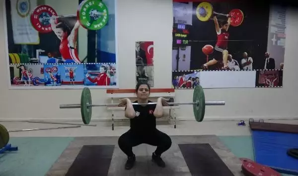 SPOR Dünya şampiyonu Ayşegül Çakın, halter idmanlarını adının verildiği salonda yapıyor SPOR Dünya şampiyonu Ayşegül Çakın, halter idmanlarını adının verildiği salonda yapıyor