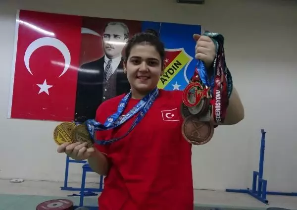 SPOR Dünya şampiyonu Ayşegül Çakın, halter idmanlarını adının verildiği salonda yapıyor SPOR Dünya şampiyonu Ayşegül Çakın, halter idmanlarını adının verildiği salonda yapıyor