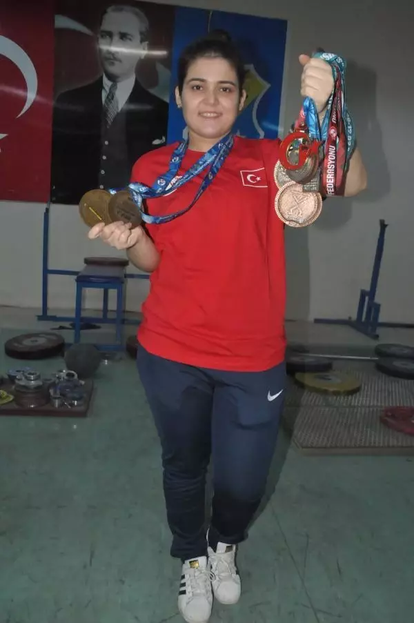 SPOR Dünya şampiyonu Ayşegül Çakın, halter idmanlarını adının verildiği salonda yapıyor SPOR Dünya şampiyonu Ayşegül Çakın, halter idmanlarını adının verildiği salonda yapıyor