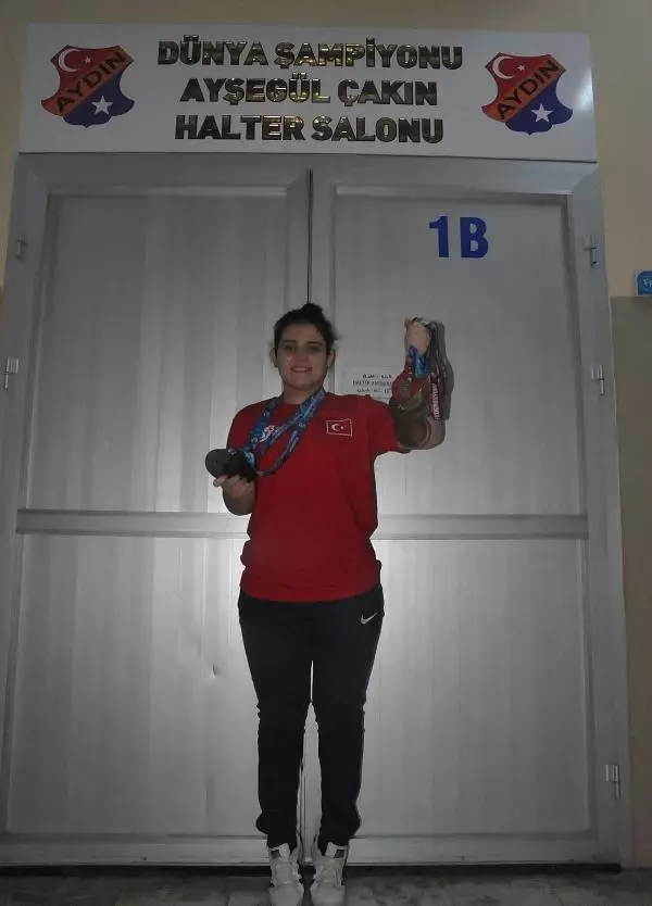 SPOR Dünya şampiyonu Ayşegül Çakın, halter idmanlarını adının verildiği salonda yapıyor SPOR Dünya şampiyonu Ayşegül Çakın, halter idmanlarını adının verildiği salonda yapıyor