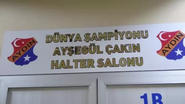 SPOR Dünya şampiyonu Ayşegül Çakın, halter idmanlarını adının verildiği salonda yapıyor SPOR Dünya şampiyonu Ayşegül Çakın, halter idmanlarını adının verildiği salonda yapıyor
