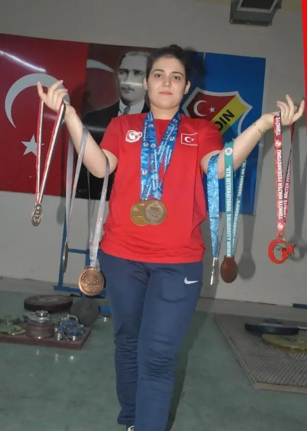SPOR Dünya şampiyonu Ayşegül Çakın, halter idmanlarını adının verildiği salonda yapıyor SPOR Dünya şampiyonu Ayşegül Çakın, halter idmanlarını adının verildiği salonda yapıyor