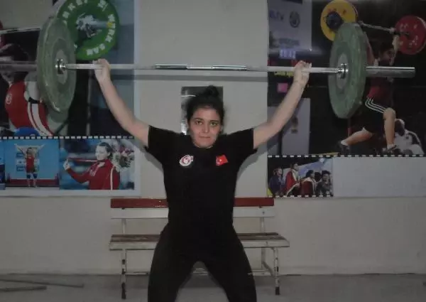 SPOR Dünya şampiyonu Ayşegül Çakın, halter idmanlarını adının verildiği salonda yapıyor SPOR Dünya şampiyonu Ayşegül Çakın, halter idmanlarını adının verildiği salonda yapıyor