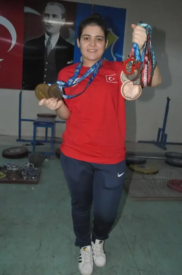 SPOR Dünya şampiyonu Ayşegül Çakın, halter idmanlarını adının verildiği salonda yapıyor SPOR Dünya şampiyonu Ayşegül Çakın, halter idmanlarını adının verildiği salonda yapıyor