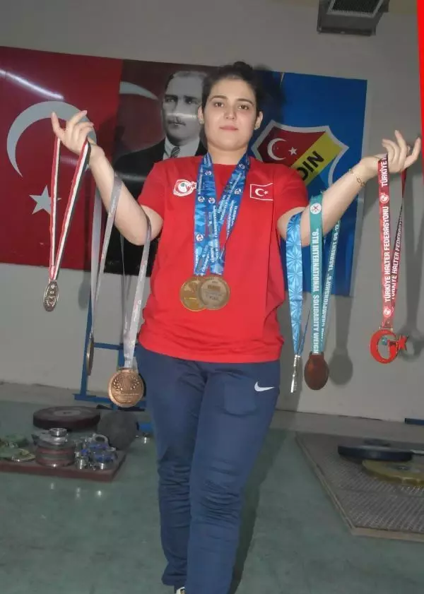 SPOR Dünya şampiyonu Ayşegül Çakın, halter idmanlarını adının verildiği salonda yapıyor SPOR Dünya şampiyonu Ayşegül Çakın, halter idmanlarını adının verildiği salonda yapıyor