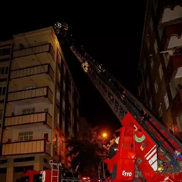 İSTANBUL-ESENLER'DE ŞAMPİYONLUK KUTLAMASINDA ATILAN HAVAİ FİŞEK YANGIN ÇIKARDI İSTANBUL-ESENLER'DE ŞAMPİYONLUK KUTLAMASINDA ATILAN HAVAİ FİŞEK YANGIN ÇIKARDI