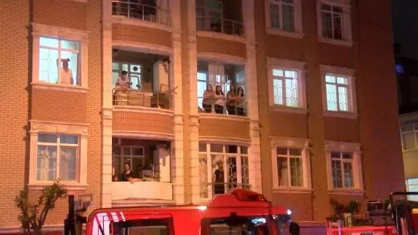 İSTANBUL-ESENLER'DE ŞAMPİYONLUK KUTLAMASINDA ATILAN HAVAİ FİŞEK YANGIN ÇIKARDI İSTANBUL-ESENLER'DE ŞAMPİYONLUK KUTLAMASINDA ATILAN HAVAİ FİŞEK YANGIN ÇIKARDI