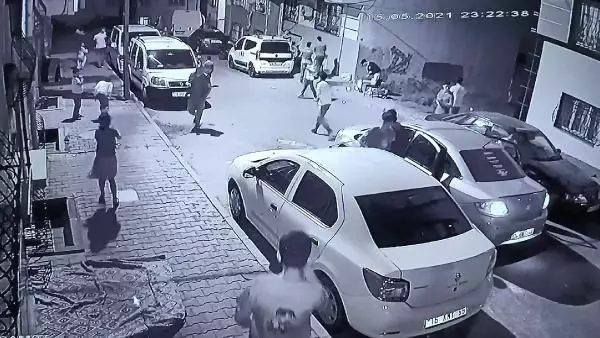 Esenyurt'un gençleri polisi görünce afalladı! Şampiyonluğu kutlamak isterken arabayı vurdu Esenyurt'un gençleri polisi görünce afalladı! Şampiyonluğu kutlamak isterken arabayı vurdu