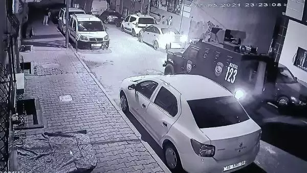 Esenyurt'un gençleri polisi görünce afalladı! Şampiyonluğu kutlamak isterken arabayı vurdu Esenyurt'un gençleri polisi görünce afalladı! Şampiyonluğu kutlamak isterken arabayı vurdu