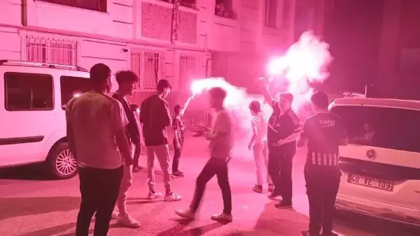 Esenyurt'un gençleri polisi görünce afalladı! Şampiyonluğu kutlamak isterken arabayı vurdu Esenyurt'un gençleri polisi görünce afalladı! Şampiyonluğu kutlamak isterken arabayı vurdu