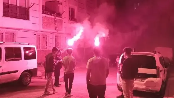Esenyurt'un gençleri polisi görünce afalladı! Şampiyonluğu kutlamak isterken arabayı vurdu Esenyurt'un gençleri polisi görünce afalladı! Şampiyonluğu kutlamak isterken arabayı vurdu