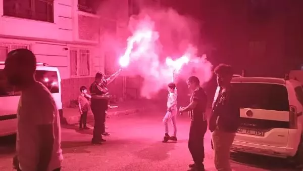 Esenyurt'un gençleri polisi görünce afalladı! Şampiyonluğu kutlamak isterken arabayı vurdu Esenyurt'un gençleri polisi görünce afalladı! Şampiyonluğu kutlamak isterken arabayı vurdu
