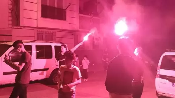 Esenyurt'un gençleri polisi görünce afalladı! Şampiyonluğu kutlamak isterken arabayı vurdu Esenyurt'un gençleri polisi görünce afalladı! Şampiyonluğu kutlamak isterken arabayı vurdu