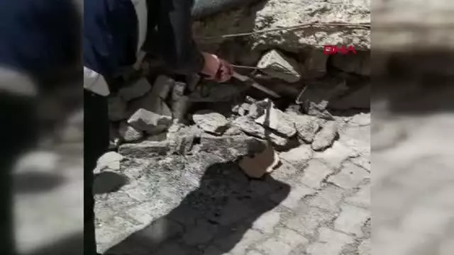 EVİN BAHÇESİNDEKİ YILANI İTFAİYE GÖREVLİSİ YAKALADI EVİN BAHÇESİNDEKİ YILANI İTFAİYE GÖREVLİSİ YAKALADI