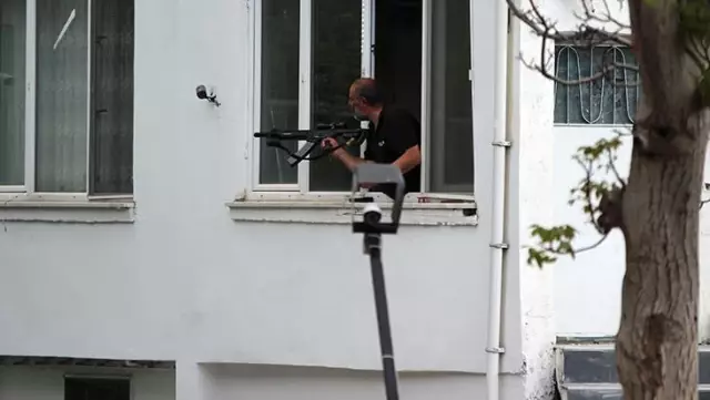 Cama çıkıp yoldan geçenlere ateş etmeye başladı: 1 yaralı Cama çıkıp yoldan geçenlere ateş etmeye başladı: 1 yaralı